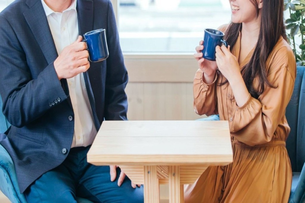 ほほ笑ましく会話するカップル