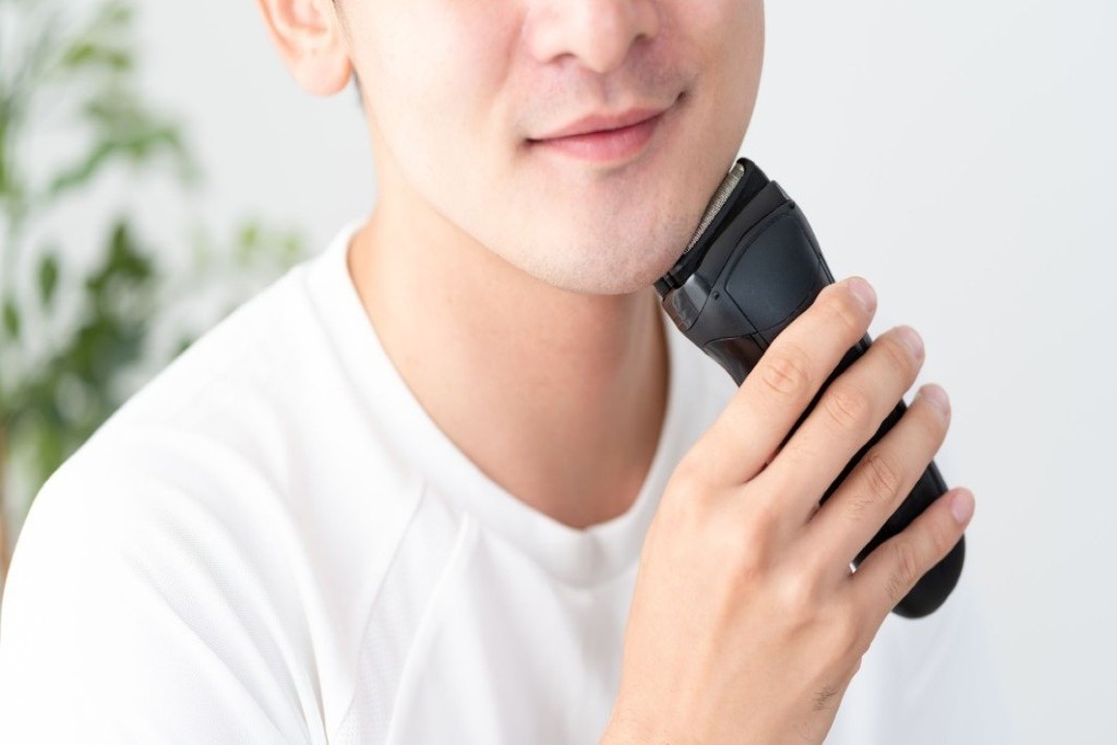 身だしなみを整える男性