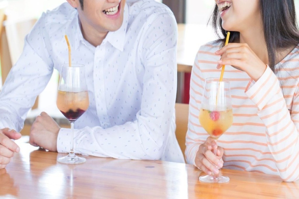 話がはずむカップル