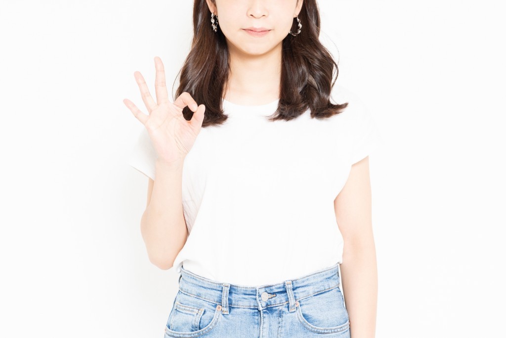 OKサインをする女性