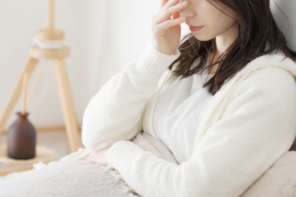 悩む女性