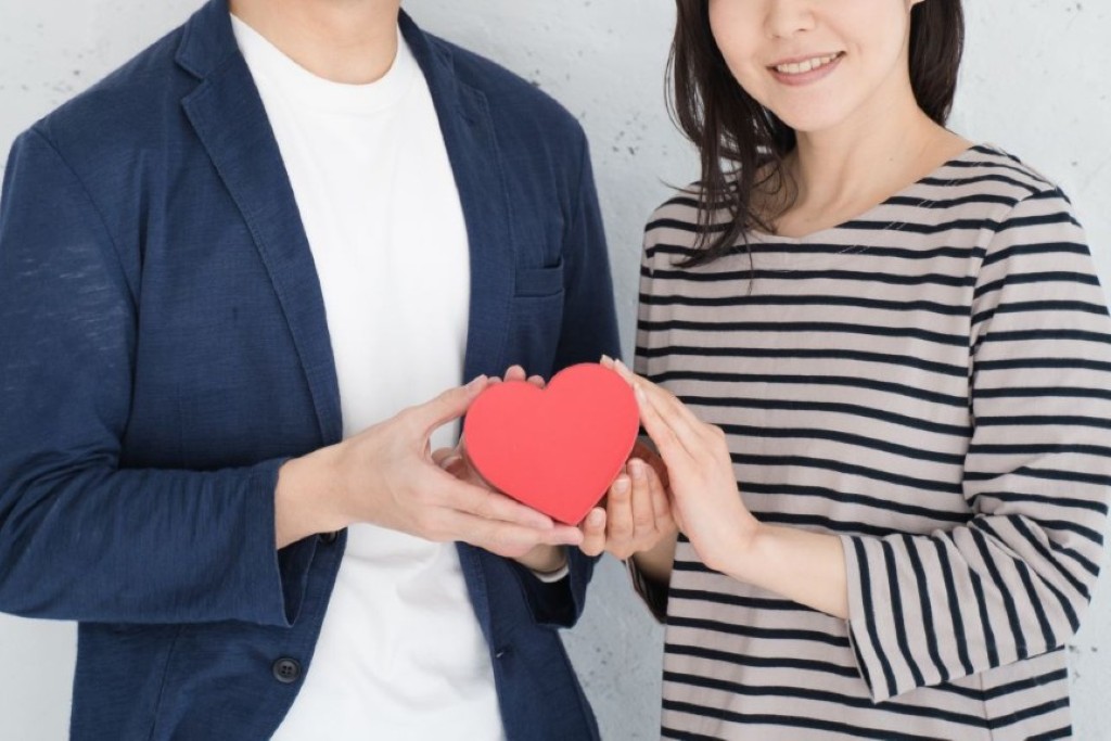 ハートを一緒に持つ男女